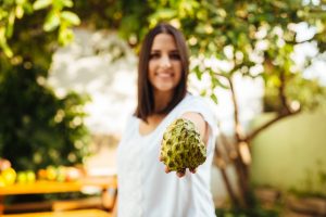 Nutricionista, Denise Turela. Especialista em Nutrição Clínica e Esportiva. Blog de nutrição saudável. Atemóia fruta do mês.